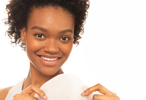 בחורה מסירה מסכת טישו